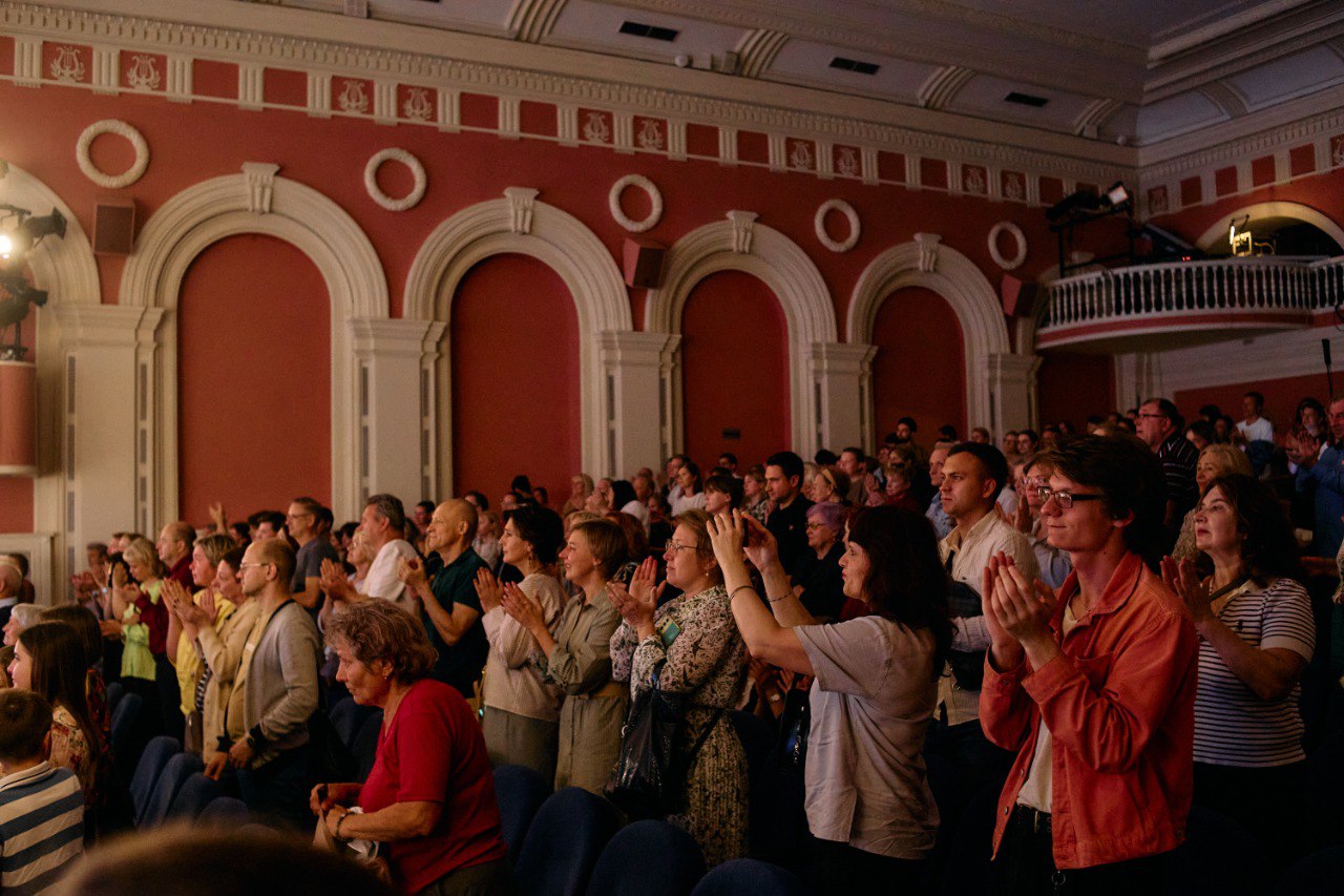 Открытие 84-го сезона, Многоголосье